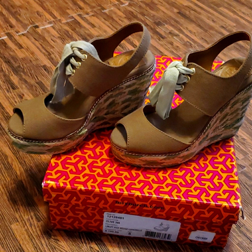 TORY BURCH 
Linley Canvas Espadrilles